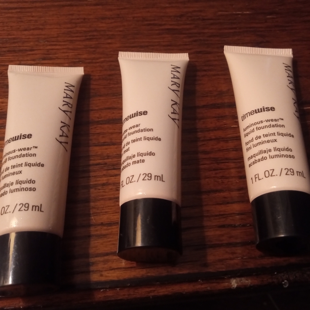 Bundle Mary Kay foundation -7 Items Of Loose Powder And Liquid